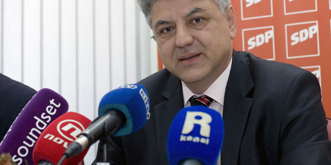 Rijeka, 080512.Danas se na tiskovnoj konferenciji ,u prostorijama stranke SDP kojoj sam pripada, pojavio  Zlatko Komadina ,bivsi ministar  pomorstva ,prometa i infrastrukture.Ovo je prvo pojavljivanje u javnosti nakon zakljucenog bolovanja zbog cega je i dao ostavku na ministarsko mjesto u Vladi RH.Foto: Zeljko Sop / CROPIX