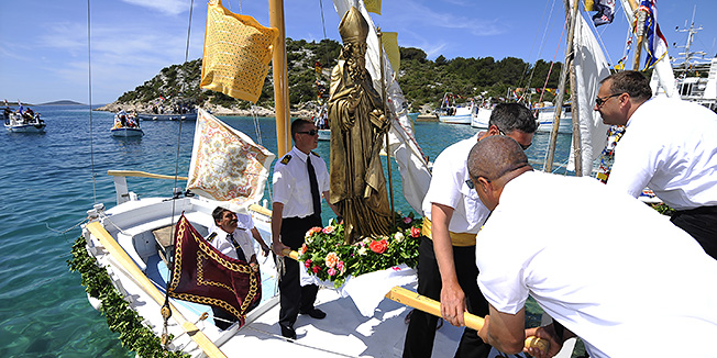 Jezera otok Murter, 100512.Danas je iz Jezera brodom do uvale Murtar prevezen kip Svetog Nikole u obnovljenu crkvicu iz 15 stoljeca, kip su pratili jezerski ribari i kapetani,sibenski biskup Ante Ivas blagoslovio je kip i crkvu.Na slici: iskrcaj iz broda.Foto: Niksa Stipanicev / CROPIX