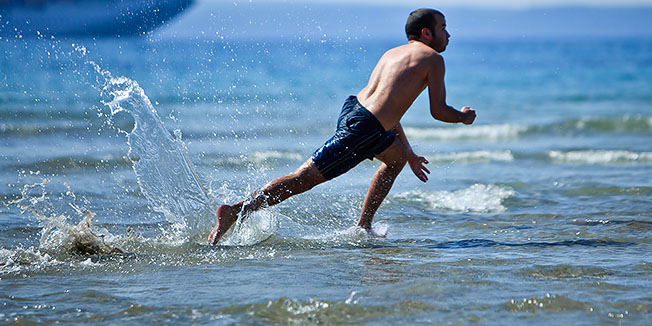 Split, 110512.Meteoroloske prilike u Dalmaciji vise prilice ljetu nego proljecu te je vec oko 12h Split mjerio +28. ljetni ugodjaj ce potrajati do ovog vikenda kad nas ocekuje zahladjenje te nepovonjni vremenski uvjeti.Na slici detalj sa Splitskih Bacvica a u pozadini se vidi kruzer Costa Fascinosa koji je vec drugi dan usidren ispred Splitske Luke.Foto: Zvonimir Barisin / CROPIX