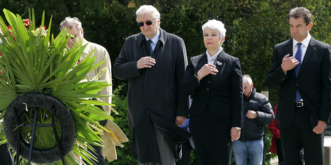 Zagreb, 140512.Groblje Mirogoj.Polaganje vijenaca na grob prvog predsjednika HDZ-a i prvog predsjednika Republike Hrvatske povodom godisnjice rodjenja. Rodjen je Velikom Trgoviscu 14. svibnja 1922. Na slici: Vladimir Seks,Miroslav Tudjman, Jadranka Kosor i Darko Milinovic na polaganju vijenaca u 10:00h. Foto: Ranko Suvar / CROPIX