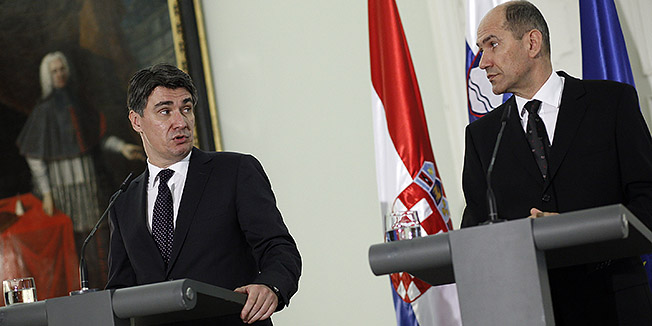 Maribor, 150512.Nakon polaganja vijenaca ispred spomenika nevinim zrtvama kriznog puta u Teznom, premijer Zoran Milanovic sastao se sa slovenskim kolegom Janezom Jansom. Pretpostavlja se da su razgovarali o otvorenim problemima izmedju dvije zemlje. Na slici: izjave nakon sastanka - Zoran Milanovic i Janez JansaFoto: Dragan Matic / CROPIX