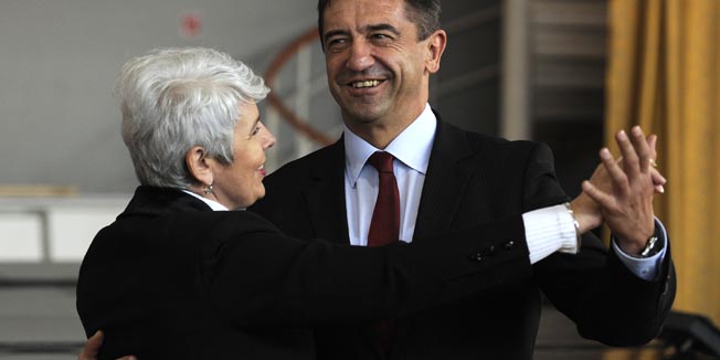 Sibenik, 130210.Sportska dvorana Baldekin.Obljetnica 20 godina od osnivanja HDZ-a u gradu Sibeniku. Proslavi je nazocila i predsjednica HDZ-a i Vlade RH Jadranka Kosor sa ministrima Bozidarom Kalmetom, Ivanom Sukerom, Darkom Milinovicem.Na slici: ministar Darko Milinovic zaplesao je sa Jadrankom Kosor.Foto: Niksa Stipanicev / CROPIX