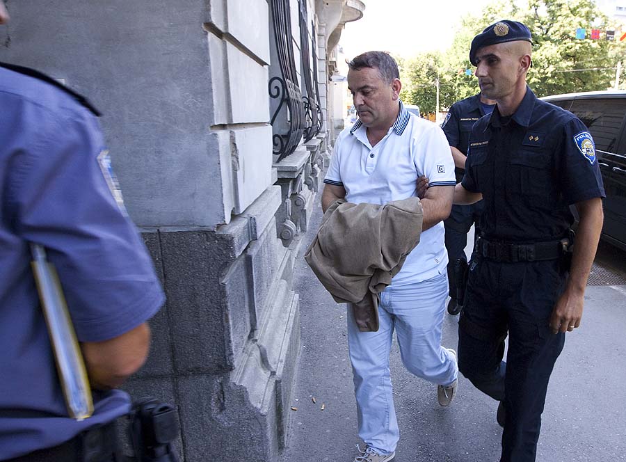 Osijek, 160711.U 14 sati u zgradu USKOK-a u ulici Europske avenije u Osijeku u pratnji policije priveden je Drago Tadic vecinski vlasnik Osijek-Koteksa.Tadica se tereti za malverzacije sa sljunkom.Foto: Vlado Kos / Cropix