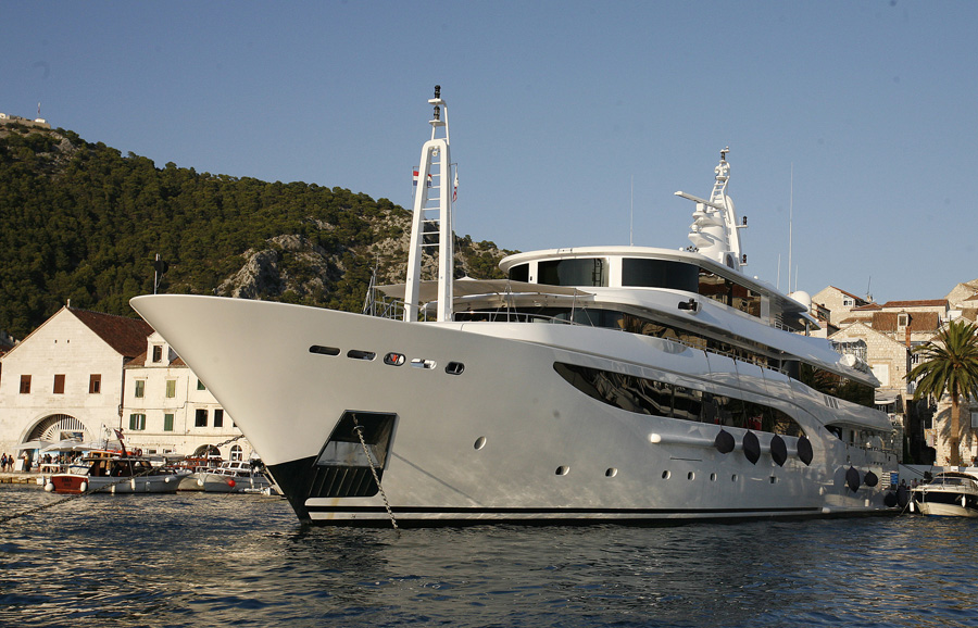 Hvar, 220811.Jos uvijek traju guzve u Hvarskoj luci.Medju brojnim brodicama i jahtama usidrila se i  mega jahta Tacanuyaso.M.S dugacka 60 metara.Foto: Damjan Tadic / CROPIX