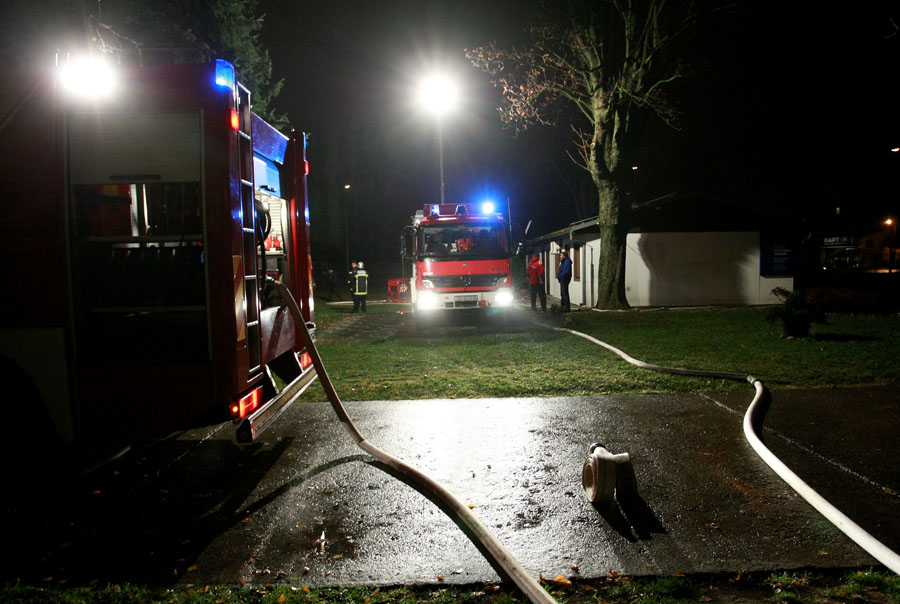 Zagreb, 231111.Hipodrom, Cimermanova 5.Iz nepoznatih razloga doslo je do pozara upravne zgrade na zagrebackom hipodromu.Na slici: gasenje je u tijeku.Foto: Ronald Gorsic / Cropix