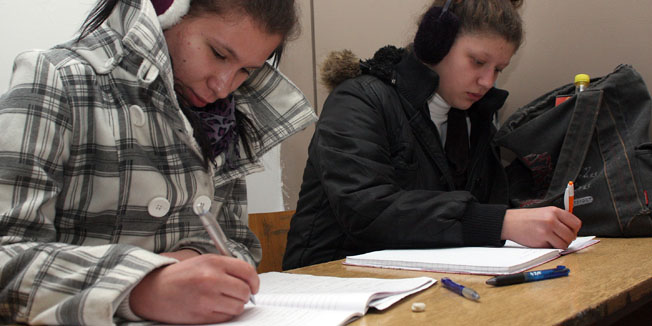 Vukovar, 231111Zbog obnove skole srednja Tehnicka skola Nikole Tesle u Borovu naselju preseljena je u radnicki dom  gdje imaju problema s grijanjem. Griju se na strujne stropne kalolifere pa im osiguraci cesto iskacu zbog preopterecenja napona te ostaju bez struje. Ucenici i profesori nastavu odradjuju u jaknama i kapama zbog hladnoce.Foto: Dorian Horvat / CROPIX