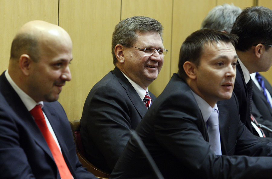 Zagreb, 231211.Hrvatski Sabor u nastavku izvanredne sjednice glasuje o povjerenju novoj Vladi Zorana Milanovica. Na slici: Gordan Maras, Arsen Bauk, Mirando Mrsic.Foto: Davor Pongracic / CROPIX