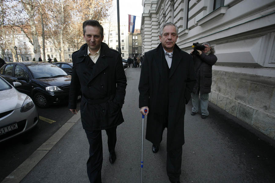 Zagreb, 020112.Zupanijski sud.Bivsi premijer RH Ivo Sanader, optuzen u aferi Hypo i INA-Mol, koji se nalazi na uvjetnoj slobodi, ima obavezu javljati se Sudu prvog ponedjeljka u mjesecu. Jutros je Sanader kasnio pola sata sa dolaskom na Sud.Na slici: Goran Suic i Ivo Sanader.Foto: Damjan Tadic / CROPIX