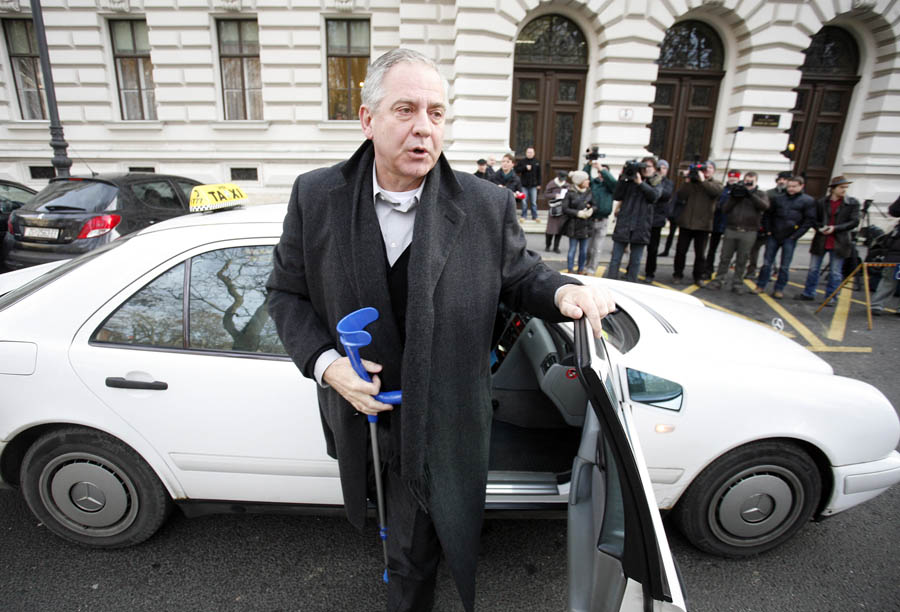 Zagreb, 020112.Zupanijski sud.Bivsi premijer RH Ivo Sanader, optuzen u aferi Hypo i INA-Mol, koji se nalazi na uvjetnoj slobodi, ima obavezu javljati se Sudu prvog ponedjeljka u mjesecu. Jutros je Sanader kasnio pola sata sa dolaskom na Sud.Foto: Damjan Tadic / CROPIX