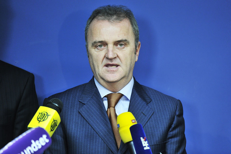 Zagreb, 040112.Ministarstvo turizma, Prisavlje.Novi ministar turizma Veljko Ostojic predstavio je svog zamjenika Olega Valjala i tajnika kabineta Bernarda Zezerovica, nakon cega se podruzio s novinarima, najavivsi ovakav oblik suradnje s predstavnicima medija kao ucestalu praksu u buducnosti.Foto: Boris Kovace / CROPIX