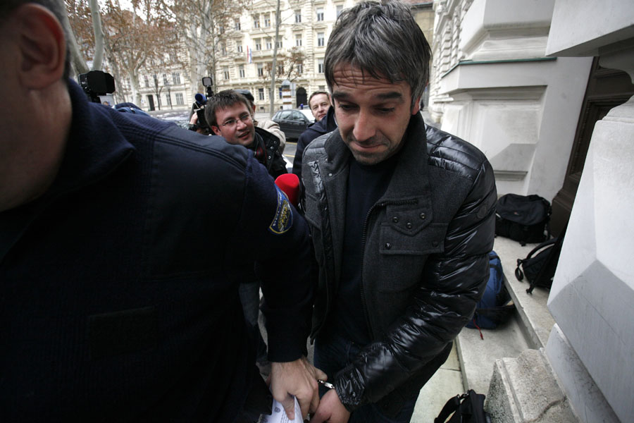 Zagreb, 050112.Zupanijski sud, Zrinjevac. Privodenje bivseg sportskog direktora RNK Split Nenada Pralije, osumljicenog za namjestanje nogometnih utakmica. Foto: Damjan Tadic / CROPIX