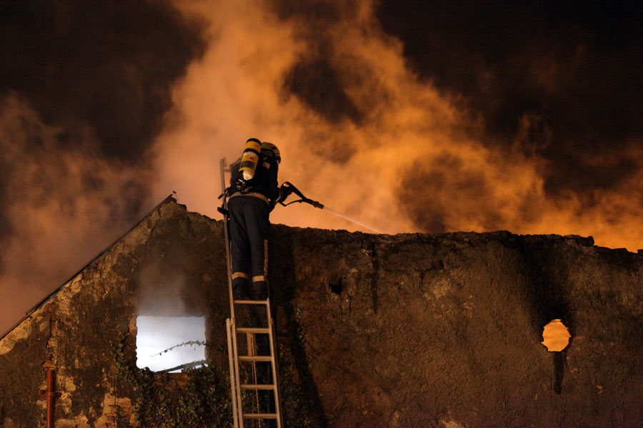 Varazdin, 050112.Anina ulica.U vecernjim satima doslo je do pozara napustene kuce koja je u svega nekoliko minuta izgorjela od poda do krova, a za koju susjedi kazu da se u njoj povremeno zadrzavaju beskucnici.Detalji o uzrocima i eventualnim zrtvama pozara su i dalje nepoznati.Na slici: mjesto pozara.Foto: Andrej Svoger / CROPIX