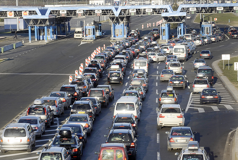 Zagreb, 070112.Granicni prijelaz Bregana.Velike su guzve na granicnom prijelazu Bregana zbog odlaska gradjana na europska skijalista.Na slici: guzva na granicnom prijelazu Bregana.Foto: Damir Krajac / CROPIX