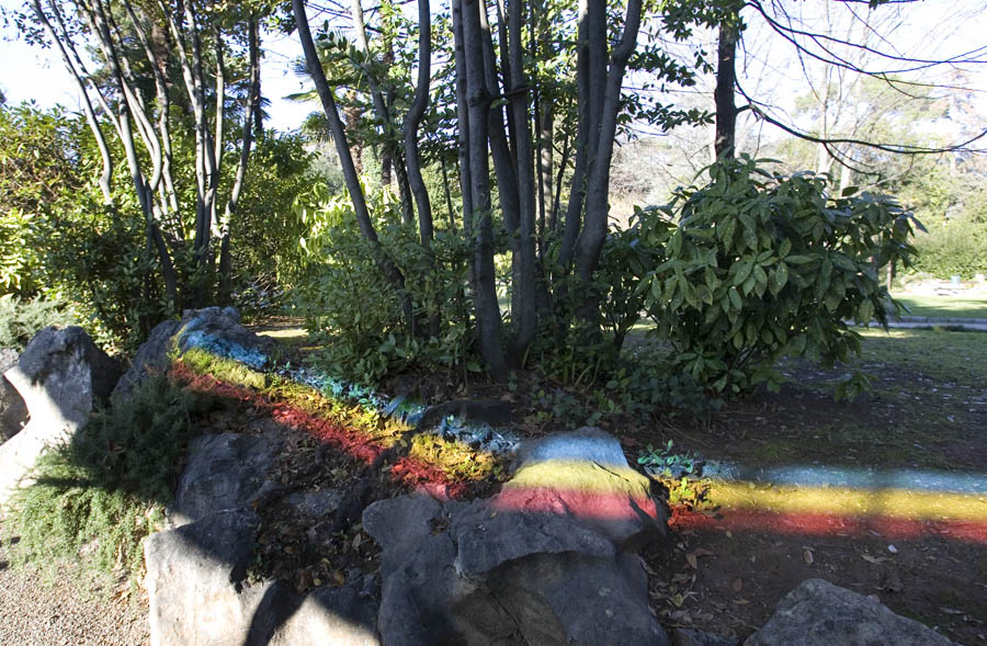 Opatija, 100112.U opatijskom parku pored natkrivenoga paviljona pokraj Vile Angioline stvorila se neobicna duga. Zimsko sunce prodiruci niskim kutem kroz staklo paviljona stvorilo je  neouobicajen prizor - sarenu prugu nalik dugi  po okolnom tlu.Foto: Zeljko Sop / CROPIX