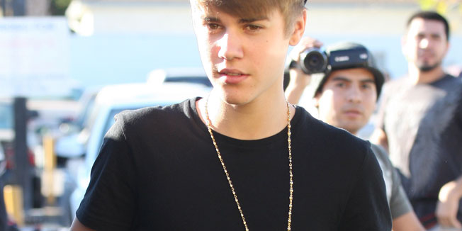 Justin Bieber grabs a bite a Shakeys pizza.  Jan 5, 2012 X17online.com EXCLUSIVE