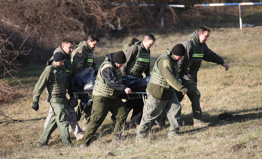 Osijek, 110112.Na lijevoj obali Drave u prigradskom naselju Tvrdjavica kod Osijeka, poginuo je pirotehnicar tvrtke Mungos. Nesluzbeno se saznaje od kolega da je nesretni pirotehnicar 1963. godiste iz Zagreba, te jedan od prvih zaposlenika ove tvrtke i otac 5 djece.Foto: Dorian Horvat / Cropix