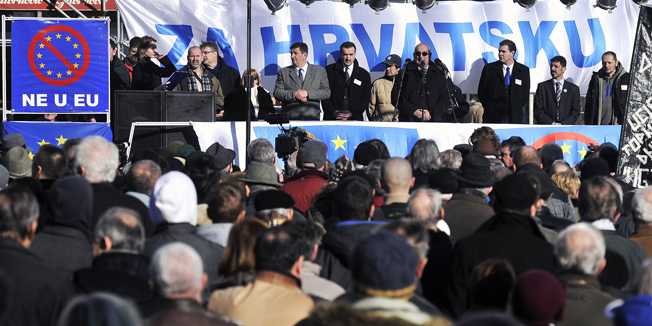 Zagreb, 140212.Trg bana Josipa Jelacica.Skup 'Za Hrvatsku - NE u EU', u organizaciji Vijeca za Hrvatsku - NE u EU, na kojem su govornici zahtijevali odgodu referenduma o pristupanju HR u EU i opcenito propagirali protiv ulaska HR u EU.Foto: Boris Kovacev / CROPIX