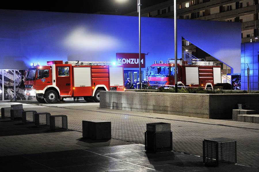 Zagreb, 140112.Sopnica Jelkovec.U skladistu trgovine Konzum u ulici Ladislava Sabana u poslijepodnevnim satima je izbio pozar.Zbog udisanja dima, dvije djelatnice Konzuma prevezene su u bolnicu. Prema nesluzbenim informacijama, pozar se dogodio zbog zapaljenja skrinje.Na slici: mjesto pozara.Foto: Boris Kovacev / CROPIX