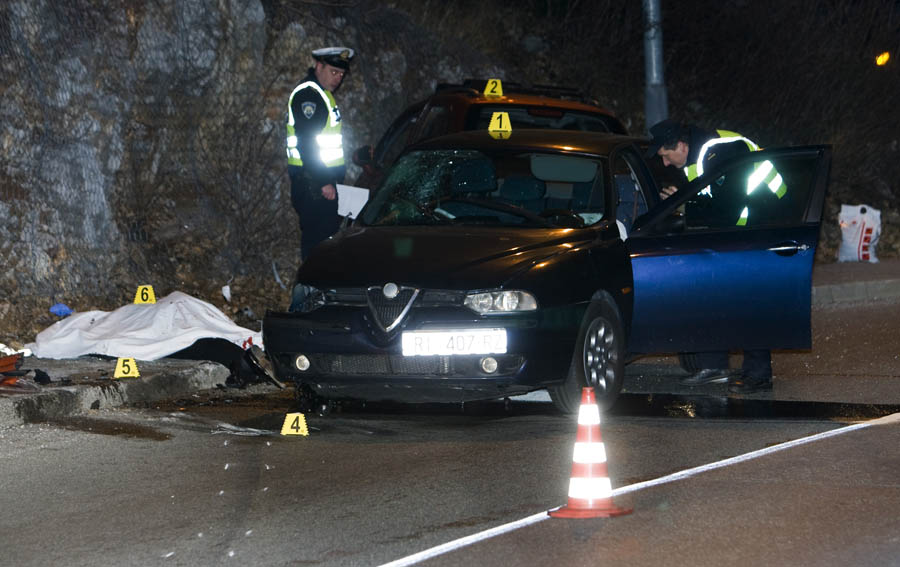 Rijeka, 160112.Danas oko 22 sata na Tibljaskoj cesti u Rijeci dogodio se sudar izmedju dva  osobna vozila rijeckih registarskih oznaka. Jedna osoba je smrtno stradala, a dvije su prevezene u bolnicu. Ocevid je u tijeku.Foto: Zeljko Sop / CROPIX