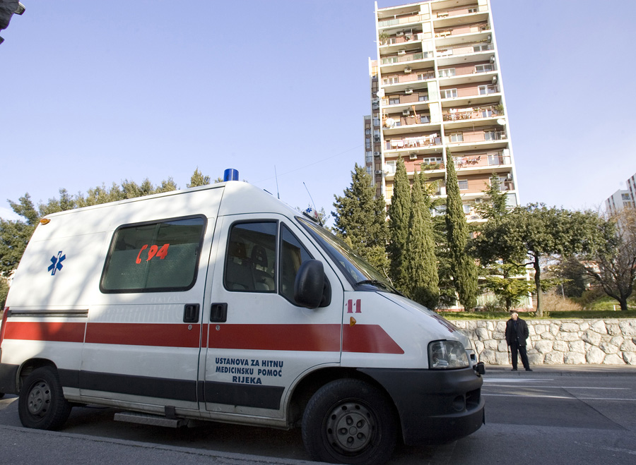 Rijeka, 170112.Danas ujutro u stanu nebodera u ulici Dr. Zdravka Kucica u Rijeci izbio je pozar. U pozaru koji je ubrzo ugasen pronadjen je mrtav muskarac. Radi se o stanaru (M.Z.) koji je koristio stan u vlasnistvu Grada Rijeke. Policijski ocevid je u tijeku.Foto: Zeljko Sop / CROPIX