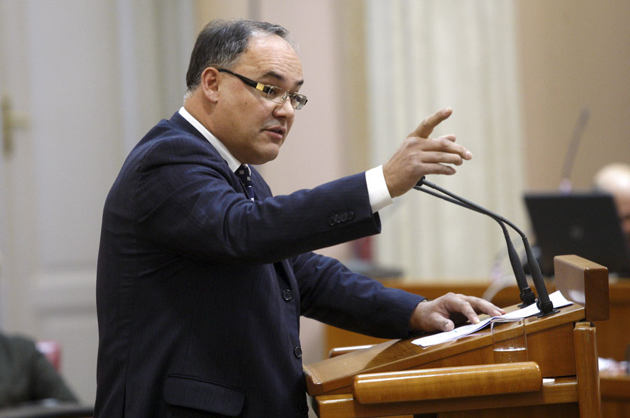 Zagreb, 291210.Markov trg.Sabor.Izvanredna sjednica sabora na temu izglasavanja povjerenja  novim ministrima  u vladi.Jasen Mesic,Davor Bozinovic, Martina Dalic, Domagoj Milosevic.Govor Damira Kajina.Foto: Goran Mehkek / Cropix