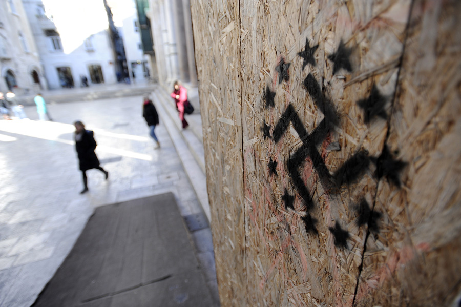 Split, 180112.Na Peristilu se danas pojavio grafit koji EU izjednacva sa fasizmom. Gradjani RH ce 22. sijecnja izaci na referendum na kojem ce se izjasniti za ili protiv ulaska u Europsku zajednicu.Foto: Nikola Vilic / CROPIX