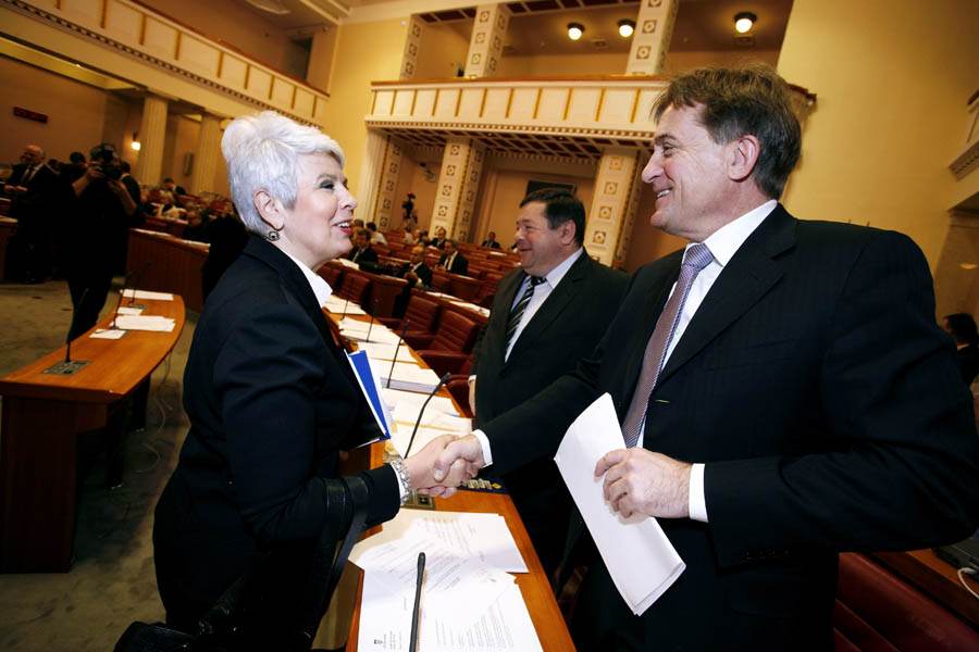 Zagreb, 190112. Trg sv. Marka.Nastavak sjednice Hrvatskog sabora, na kojoj se raspravlja o pristupanju Republike Hrvatske Europskoj uniji. Na slici: Jadranka Kosor i Bozidar Kalmeta.Foto: Damjan Tadic / CROPIX  