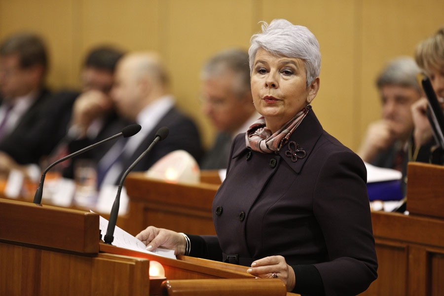 Zagreb, 180112.Treca sjednica Sabora RH u novom sazivu zapocela je danas Aktualnim satom, gdje su zastupnici postavljali pitanja predsjedniku Vlade Zoranu Milinovicu i clanovima Vlade.Na slici: Jadranka Kosor.Foto: Dragan Matic / CROPIX 