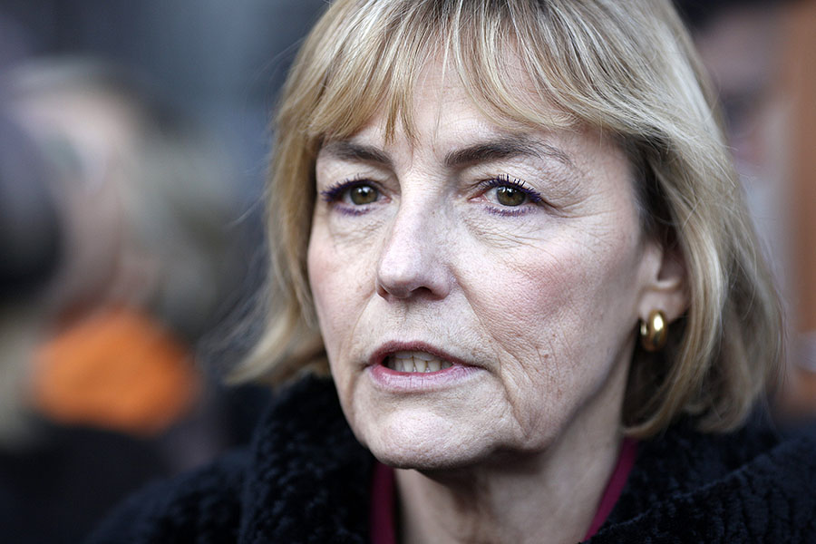 Zagreb, 180112.Hrvatska narodna stranka HNS organizirala je akciju animiranja gradjana za izlazak na referendum 22. sijecnja i glasanje ZA Hrvatsku u Europskoj uniji.  Na slici: ministrica vanjskih i europskih poslova Vesna Pusic djelila je letke i dala izjavu za medije.Foto: Dragan Matic / CROPIX 