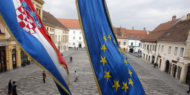 Varazdin, 200112.Ilustracije za nedjeljni referendum o ulasku u EU.Na slici: zastave na gradskoj Vijecnici Varazdina.Foto: Zeljko Hajdinjak / Cropix