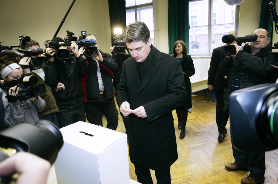 Zagreb, 220112. OS Petra Zrinskog, Krajiska 9.Referendum o pristupanju Republike Hrvatske u Europsku uniju.Na slici: Zoran Milanovic - predsjednik Vlade RH.Foto: Tomislav Kristo / CROPIX