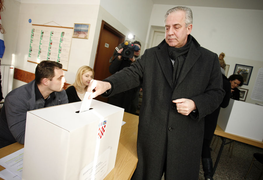 Zagreb, 220112.Radnicki dol.Referendum o pristupanju Republike Hrvatske u Europsku uniju.Bivsi Hrvatski premijer Ivo Sanader dosao je glasovati sa svojom kcerkom Petrom i suprugom Mirjanom.Foto: Damjan Tadic / CROPIX