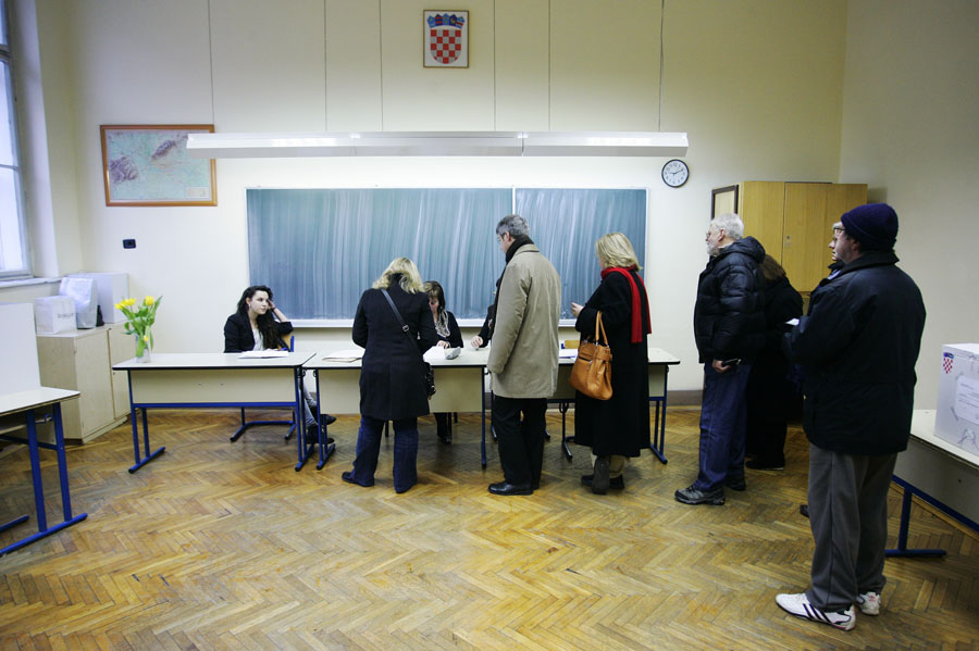 Zagreb, 220112. OS Petra Zrinskog, Krajiska 9.Referendum o pristupanju Republike Hrvatske u Europsku Uniju.Foto: Tomislav Kristo / CROPIX