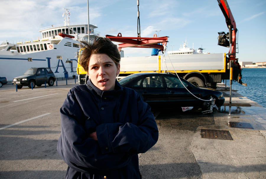 Split, 25.01.20112.Sinos je prilikom iskrcaja automobila s trajekta Petar Hektorovic doslo do nesrece gdje je osobni automobil upao u more. U automobilu je bilo dvoje putnika koje je spasila pribrana clanica posade konobarica na 