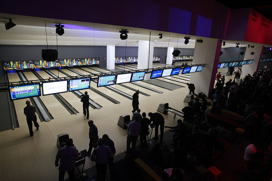 Zagreb, 260112.Arena centar, Laniste 32.Velikom proslavom obiljezeno je otvaranje Skybowlinga, najmodernije kuglane u ovom dijelu Europe. Otvorenje je zapocelo prvim kuglanjem u izvedbi Zlatka Matese, predsjednika Hrvatskog olimpijskog odbora, a samom dogadjaju nazocile su mnoge poznate osobe.Foto: Goran Mehkek / Cropix