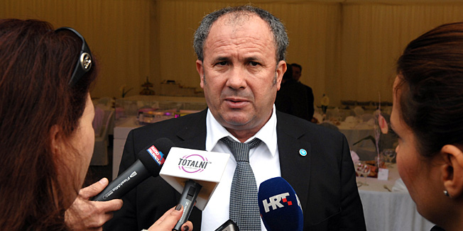 Split, 021211.Danas je na splitskom kotaru Mejasi polozen kamen temeljac za najveci trgovacki centar u Dalmaciji, Mill of Split, investitora Tulipan grupe. Kamen temeljac polozio je gradonacelnik Splita Zeljko Kerum zajedno sa clanom uprave Tulipan grupe, Jurgenom Steineckom i njegovim suradnicima.Na fotografiji gradonacelnik Splita Zeljko kerum daje izjavu za novinare.Foto: Mario Todoric / CROPIX