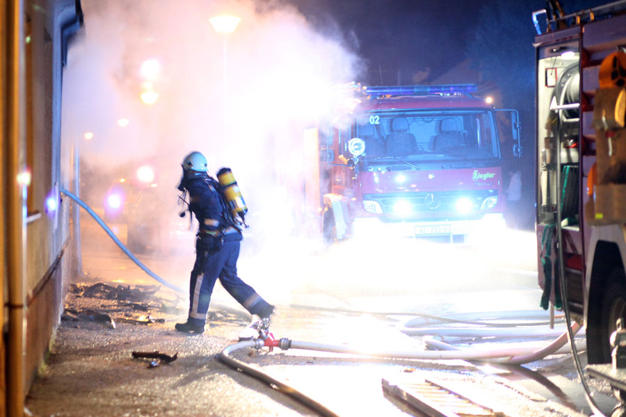Varazdin, 050112.Anina ulica.U vecernjim satima doslo je do pozara napustene kuce koja je u svega nekoliko minuta izgorjela od poda do krova, a za koju susjedi kazu da se u njoj povremeno zadrzavaju beskucnici.Detalji o uzrocima i eventualnim zrtvama pozara su i dalje nepoznati.Na slici: mjesto pozara.Foto: Andrej Svoger / CROPIX