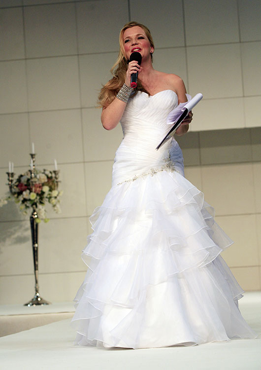 Rijeka, 280112.U Centru Zamet 28. i 29. sijecnja odrzava se 12. Sajam vjencanja Rijeka 2012. Ove se godine predstavlja 90 izlagaca iz cijele Hrvatske, a sajam ima i humanitarnu notu - sav prihod od tombole namijenjen je Udruzi Djeci s ljubavlju. U sklopu sajma odrzana je modna revija vjencanica koje su nosile poznate Rijecanke. Na slici: pjevacica, glumica i voditeljica modne revije Leonora Surian.Foto: Tea Cimas / Cropix