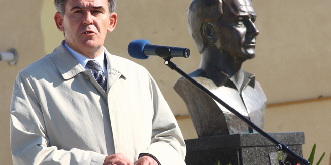 Vukovar, 161011.Obiljezavanje 20. obljetnice tragicne pogiblje general-bojnika Blage Zadre na Trpinjskoj cesti u Vukovaru. Na slici: ministar obitelji, branitelja i medjugeneracijske solidarnosti Tomislav Ivic.Foto: Dorian Horvat / CROPIX