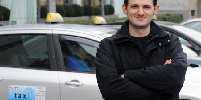 Zagreb, 290112.Ivan Stojic mladi je Zagrepcanin koji je osmislio web stranicu za Taxi cijene koja izracunava koliko ce korisnik platiti za pojedini Taxi na osnovu kilometara od zadanih odredista voznje.Foto: Drago Sopta / CROPIX