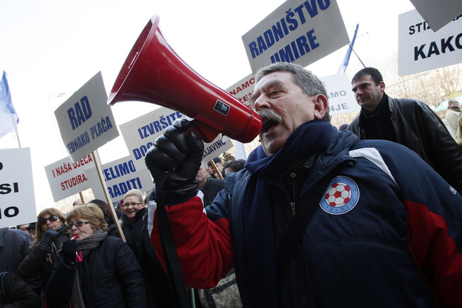 Zagreb, 310112.Oko 120 nezadovoljnih radnika Dalmacijavina doslo je sa 2 autobusa u Zagreb na prosvjed ispred Ministarstva gospodarstva gdje ocekuju da ih primi netko od odgovornih. Oni traze 5 zaostalih placa i odgovor na to sto ce biti sa privatizacijom njihove tvrtke.Foto: Davor Pongracic / CROPIX