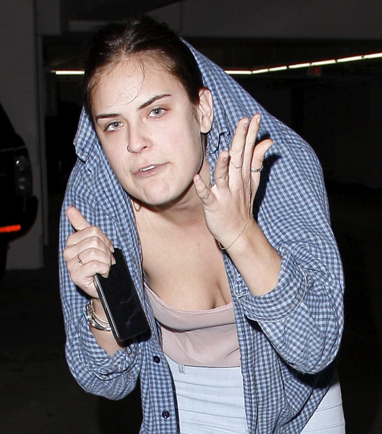 Tallulah Willis appears to be really stressed out and upset over her mother, Demi Moore's breakdown. She leaves Whole Foods looking like a zombie but not before screaming at photographers and trying to hide under her flannel shirt   January 31, 2012 X17online.com  EXCLUSIVE