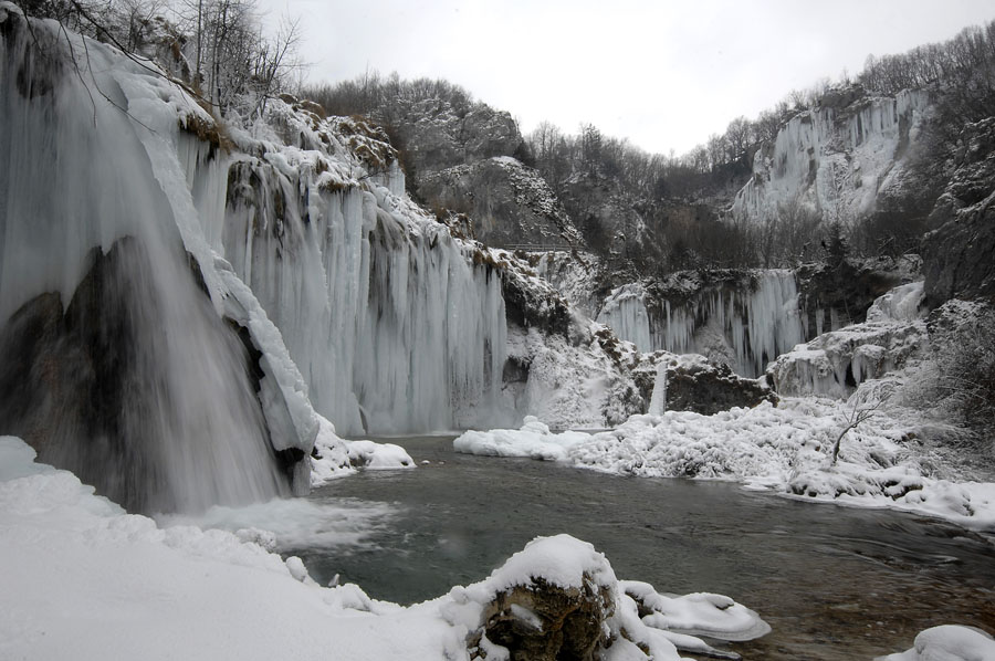 Plitvicka jezera, 020212.Licka zima okovala je jezera na Plitvicama, a slapove pretvorila u sige. Posjetitelja gotovo da i nema, pa nitko ne moze narusiti prirodnu idilu.Na slici: Plitvicka jezera.Foto: Robert Fajt / CROPIX