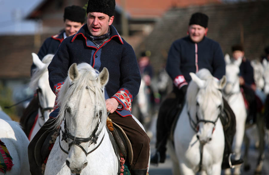 Krusevic, 030212.Mjestani Krusevice i Slavonskog Samca ozivjeli su stari slavonski obicaj pokladnog jahanja koji potjece iz vremena kada su granicari na Savi cuvali Slavoniju od Turaka. U tim se selima uspio oèuvati i stari obièaj kandzijanja. 30 konjanika obucenih u tradicionalnu sokacku nosnju u pokladnoj povorci proslo je kroz oba sela zaustavljajuci se u dvoristima mjestana koji su ih docekali s tradicionalnim slavonskim delicijama. Veseli obicaj pratila je slavonska pjesma i tamburica. Povorku su predvodili clanovi Prve udruge kandzijasa Krusevica, jedine u Hrvatskoj, koji su glasnim pucanjem bicevima pokazali svoje umijece.Na slici pokladni jahaci.Foto: Danijel Soldo / CROPIX