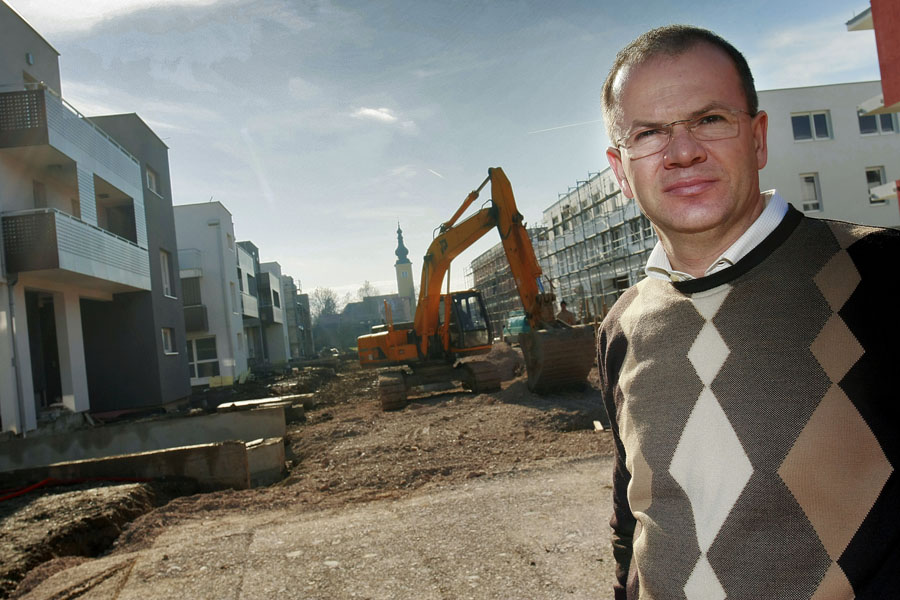 Zagreb, 010208. Odra, naselje O2. Ivic Pasalic gradi stanove. Novopeceni gradjevinar, Ivic Pasalic, proveo nas je kroz njegovo novo naselje u Odri. Foto: Elvir Tabakovic / CROPIX