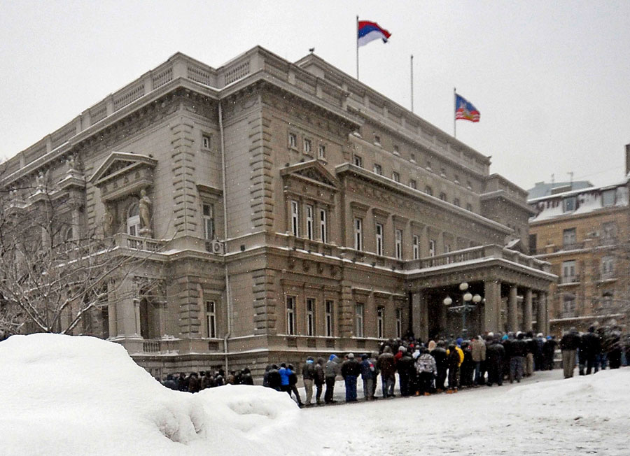Beograd, 040212.Skupstina Grada, Dragoslava jovanovica 2.Snijeg je zatrpao i Beograd pa je gradska uprava pozvala da u ciscenju snijega ucestvuju policija, vojska i vatrogasci a 2000 ljudi prijavilo se da cisti snijeg za dnevnicu. Na slici: lopata se cekala u dugackom redu.Foto: Emil Conkic / BLIC / CROPIX