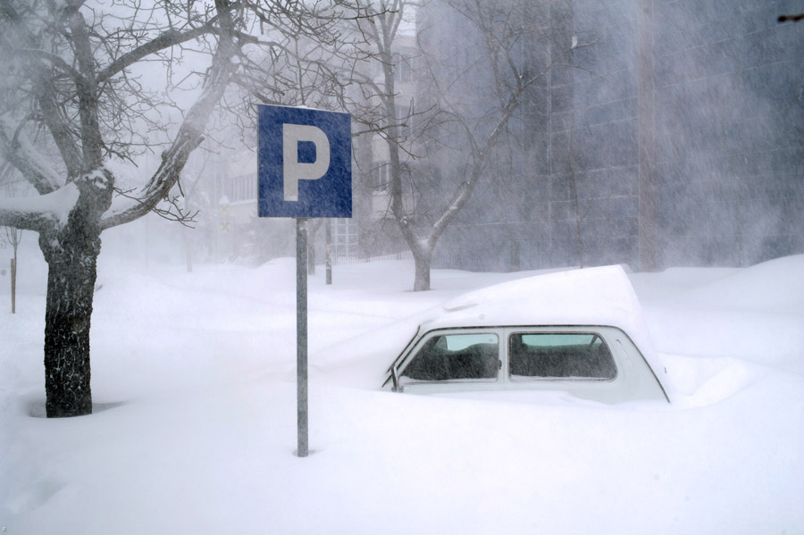 Mostar, 040212.Mostar je zatrpan snijegom i prometno odsjecen.Na fotografiji: detalj iz grada.Foto: Branimir Boban / CROPIX