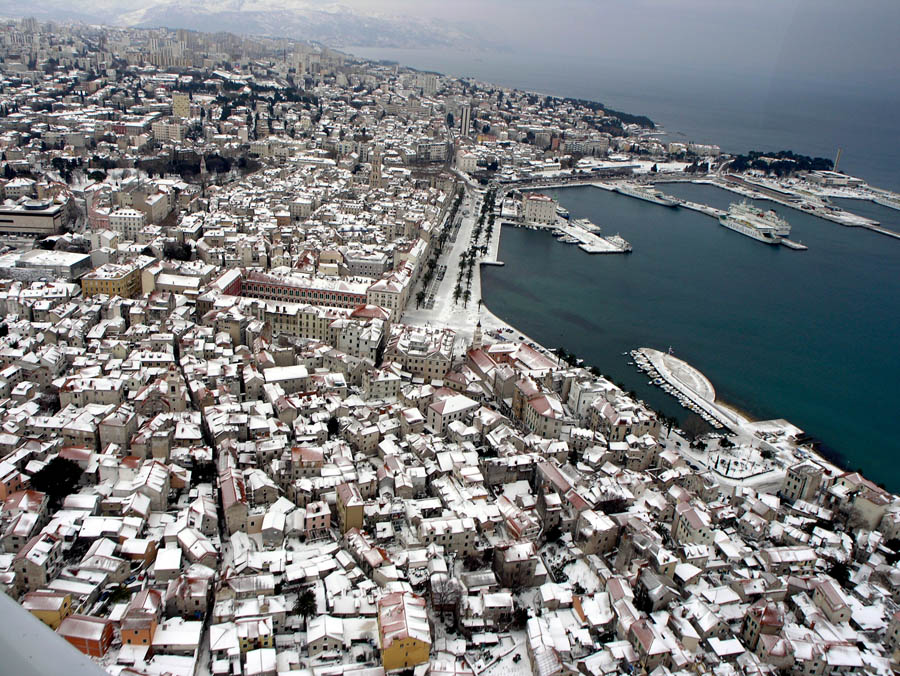 Split, 050212.Split je u petak osvanuo pod gotovo 25 cm debelim snijeznim pokrivacem, sto su njegovi stanovnici docekali s odusevljenjem. Veselje je ubrzo splasnulo, nakon sto su zapoceli problemi u prometu, a skliski plocnici i ceste se dodatno zaledili. Bez obzira na to,  ovakva panorama Splita lijepa je i potpuno neobicna za ovaj grad. Na slici: panorama Splita snimljena iz aviona.Foto: Ivan Raos / CROPIX