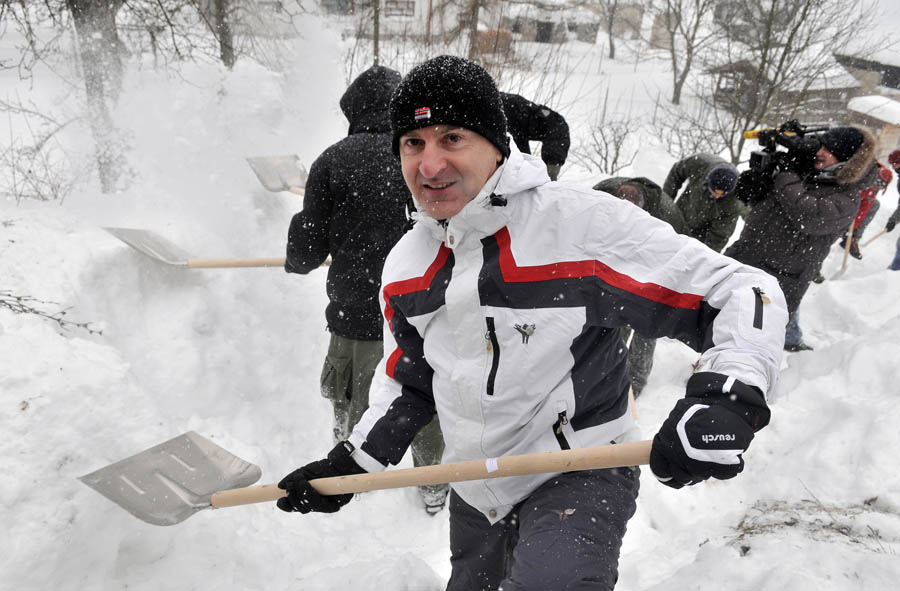 Zagreb, 070212.Na podrucju Velikog i Malog Lipovca na Zumberku, branitelji, nekadasnji pripadnici specijalne policije, predvodjeni ministrom branitelja Predragom Fredom Maticem, cistili su snjeg i nanose snijega u ovim snjegom zametenim selima.Na slici: ministar branitelja Predrag Fred Matic cisti snijeg.Foto: Bruno Konjevic / CROPIX