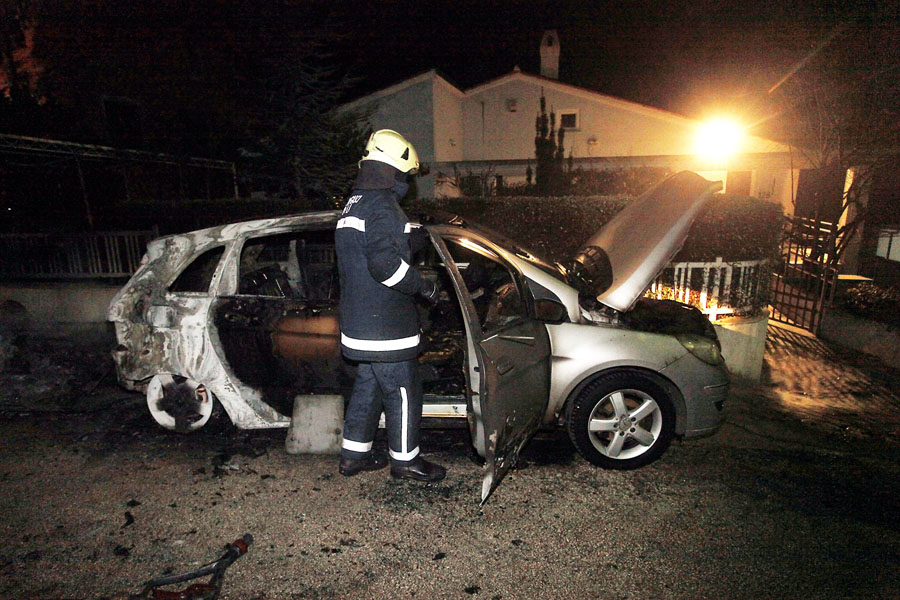 Premantura, Pula, 090212.U Premanturi ispred kuce Kristijana Floricica (broker), na adresi Runke 108 izgorila su dva automobila, Audi 6 i Mercedes B klase. Automobili su navodno od Kristijana Floricica i njegove supruge Tamare. Ocevid je u tijeku.Na fotografiji: vatrogasci gase zapaljene automobile.Foto: Srecko Niketic / CROPIX